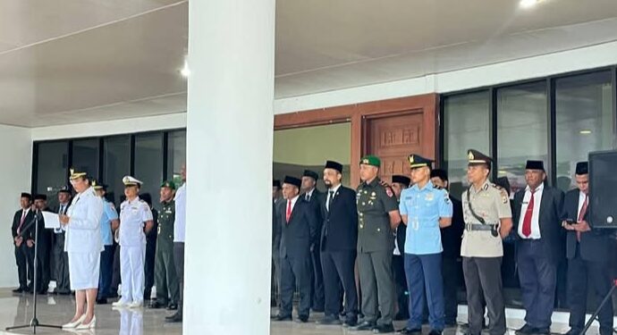 Wakil Bupati KKT, Juliana Ratuanak pimpin upacara Hari Otonomi daerah.