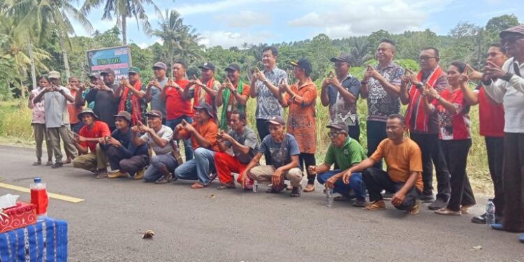 Bupati KKT, para pejabat KKT, berfoto bersama seluruh petani Desa Arui Das.