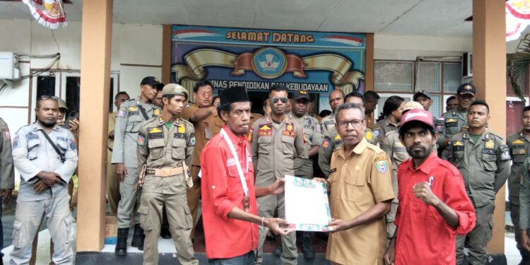 Aksi demonstrasi GMNI Aru di Dinas Pendidikan Aru.
