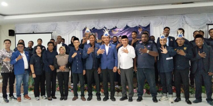 Bupati Aru, Timotius Kaidel bersam pengurus NasDem Aru dan NasDem Maluku.