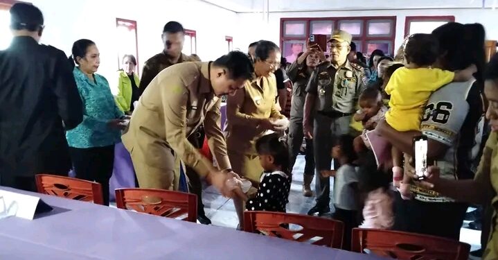 Bupati Kepulauan Tanimbar, Ricky Jauwerissa, bersama Wakil Bupati Juliana Ch. Ratuanak melakukan kunjungan kerja ke Kecamatan Tanimbar Utara dengan meninjau langsung layanan Posyandu di Desa Ritabel, Senin (4/5/2026).