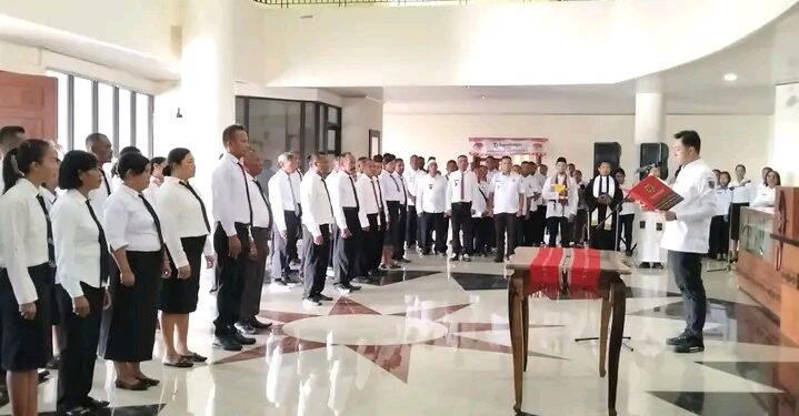 Bupati KKT, Ricky Jauwerissa melantik pengurus BPD.