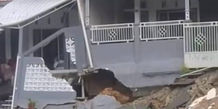 Kondisi salah satu rumah warga yang rusak parah di Gadihu, Batumerah, Ambon akibat longsor.