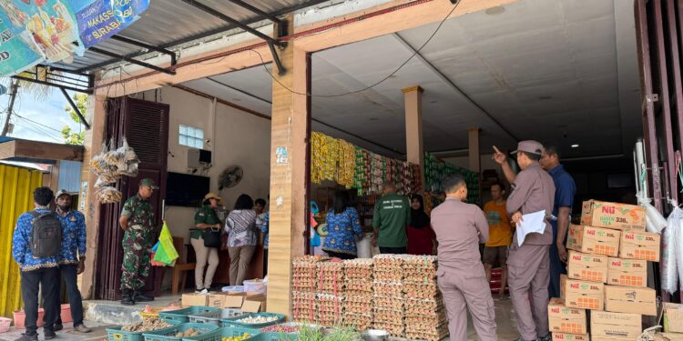 Tim TPID Aru melakukan pengawasan terhadap kondisi harga pasar di Dobo.