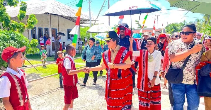 Wakil Bupati KKT, berjabat tangan dengan siswa SD.