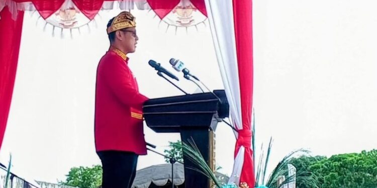 Wakil Bupati Malra, Charlos Viali Rahantoknam memimpin upacara Hardiknas di Malra, Senin 4 Mei 2026.